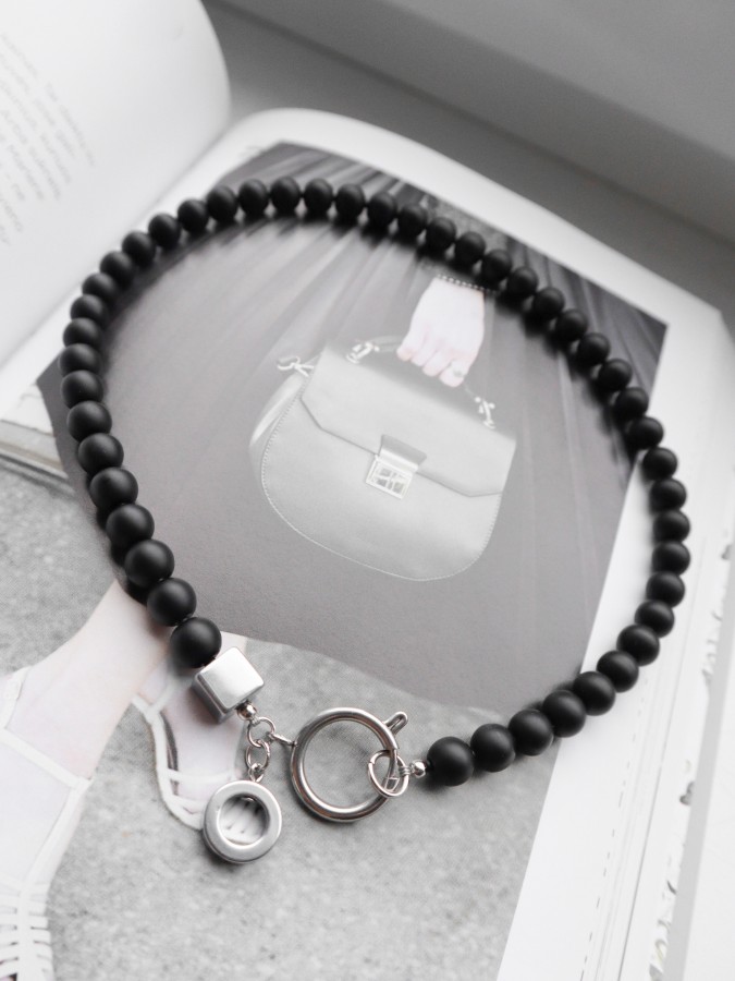 323 | Juodas vėrinys