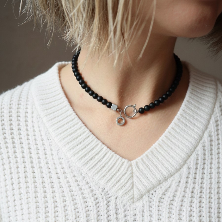 323 | Juodas vėrinys